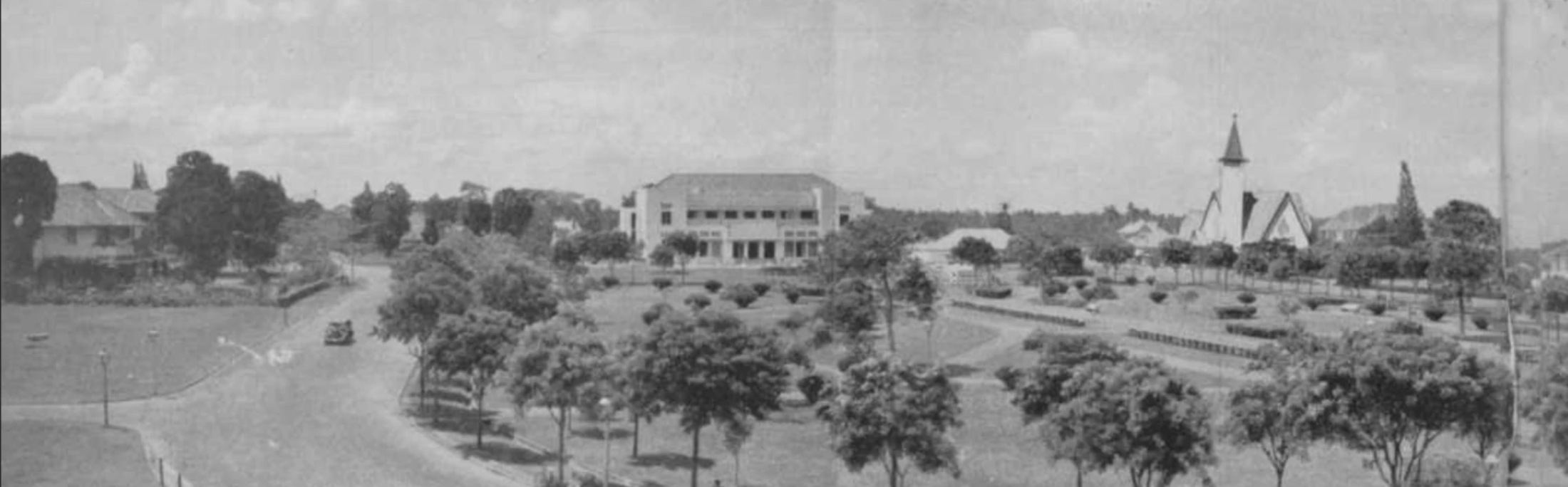 Halaman dan lingkungan gedung Nassau-Kerk dilihat dari kejauhan